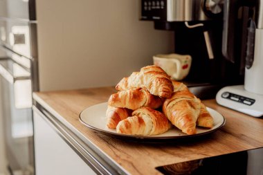 Evde kruvasan pişirme süreci.