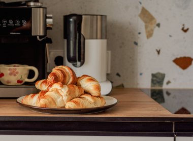 Evde kruvasan pişirme süreci.