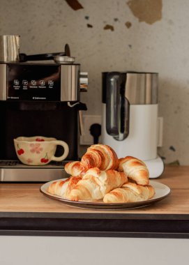 Evde kruvasan pişirme süreci.