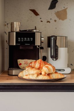 Evde kruvasan pişirme süreci.