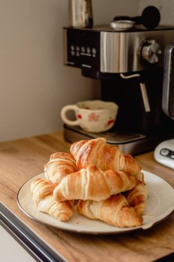 Evde kruvasan pişirme süreci.