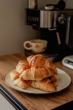 Evde kruvasan pişirme süreci.