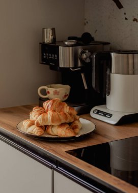 Evde kruvasan pişirme süreci.