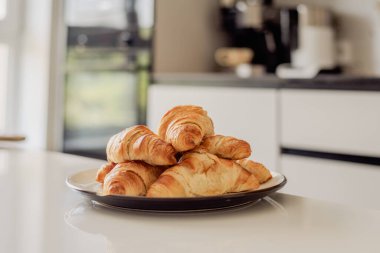 Evde kruvasan pişirme süreci.