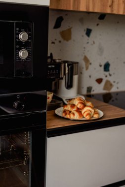 Evde kruvasan pişirme süreci.