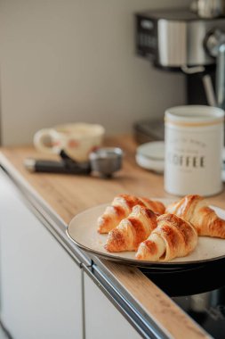 Kahvaltıda ev yapımı kruvasan ve kahve.