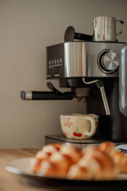 Kahvaltıda ev yapımı kruvasan ve kahve.