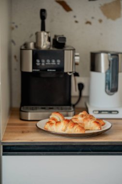 Kahvaltıda ev yapımı kruvasan ve kahve.