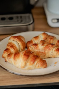 Kahvaltıda ev yapımı kruvasan ve kahve.