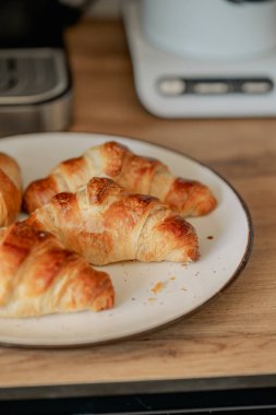 Kahvaltıda ev yapımı kruvasan ve kahve.