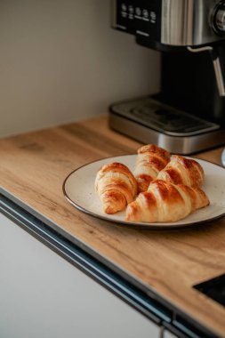 Kahvaltıda ev yapımı kruvasan ve kahve.