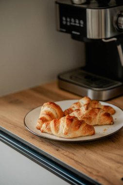 Kahvaltıda ev yapımı kruvasan ve kahve.