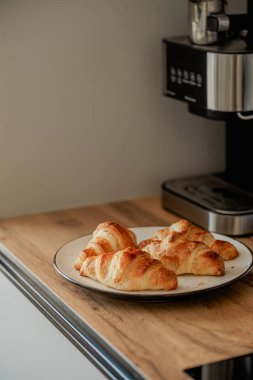 Kahvaltıda ev yapımı kruvasan ve kahve.