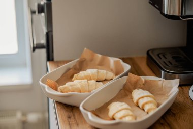 Beyaz tavada ev yapımı kruvasan pişiriyorum.