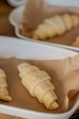 Beyaz tavada ev yapımı kruvasan pişiriyorum.