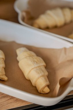 Beyaz tavada ev yapımı kruvasan pişiriyorum.