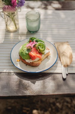 Dondurmalı avokado ve somonlu sandviç.