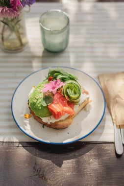 Dondurmalı avokado ve somonlu sandviç.