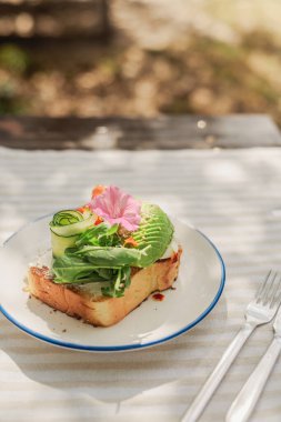 Dondurmalı avokado ve somonlu sandviç.