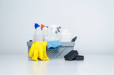 Temizlik malzemeleri ve aletler kullanıma hazır.