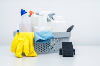 Temizlik malzemeleri ve aletler kullanıma hazır.