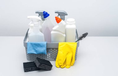 Temizlik malzemeleri ve aletler kullanıma hazır.