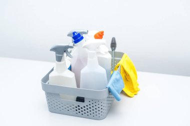 Temizlik malzemeleri ve aletler kullanıma hazır.