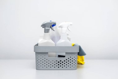 Temizlik malzemeleri ve aletler kullanıma hazır.