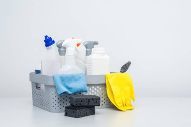 Temizlik malzemeleri ve aletler kullanıma hazır.