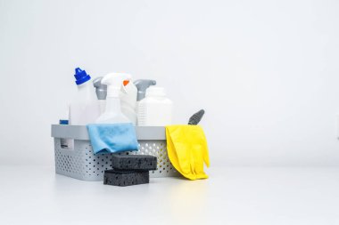 Temizlik malzemeleri ve aletler kullanıma hazır.