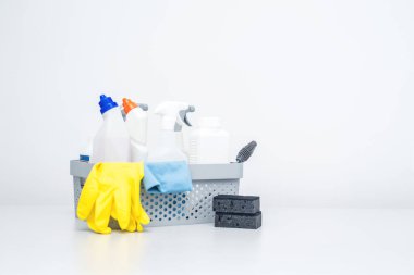 Temizlik malzemeleri ve aletler kullanıma hazır.