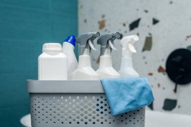 Temizlik malzemeleri ve aletler kullanıma hazır.