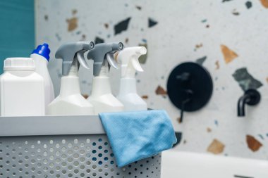 Temizlik malzemeleri ve aletler kullanıma hazır.