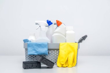 Temizlik malzemeleri ve aletler kullanıma hazır.