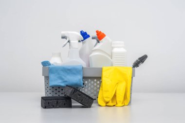 Temizlik malzemeleri ve aletler kullanıma hazır.