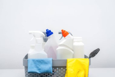 Temizlik malzemeleri ve aletler kullanıma hazır.