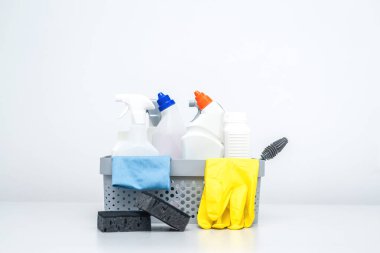 Temizlik malzemeleri ve aletler kullanıma hazır.