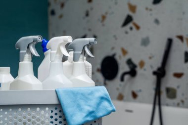 Temizlik malzemeleri ve aletler kullanıma hazır.