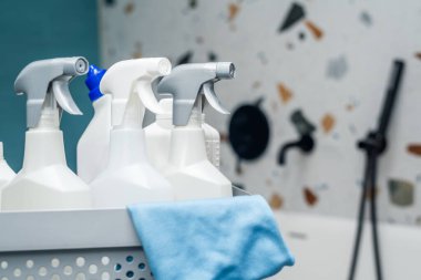 Temizlik malzemeleri ve aletler kullanıma hazır.