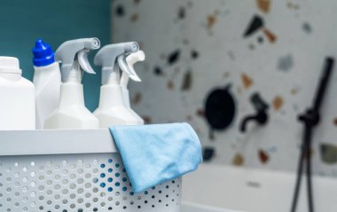 Temizlik malzemeleri ve aletler kullanıma hazır.