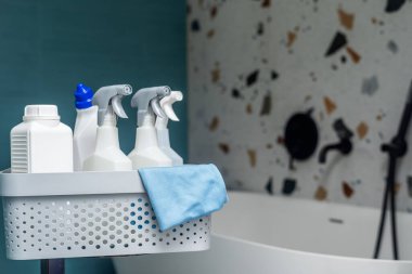 Temizlik malzemeleri ve aletler kullanıma hazır.