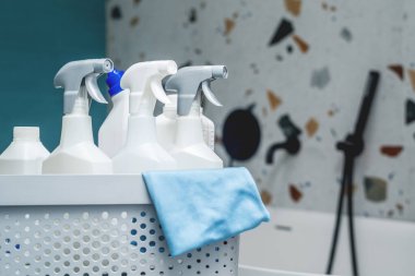 Temizlik malzemeleri ve aletler kullanıma hazır.