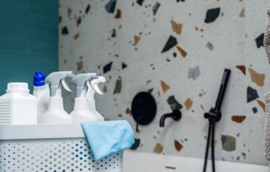 Temizlik malzemeleri ve aletler kullanıma hazır.