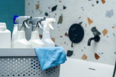 Temizlik malzemeleri ve aletler kullanıma hazır.