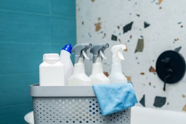 Temizlik malzemeleri ve aletler kullanıma hazır.