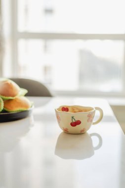 Masanın üzerinde bir fincan sabah kahvesi
