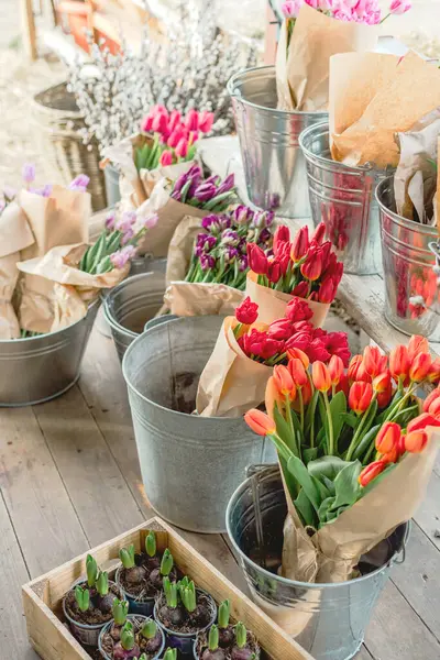 Baharda çiçek fuarı. Çiçekler, laleler