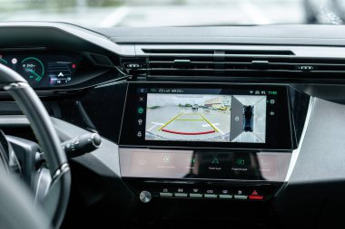 Arabanın kontrol panelinde ters kamera görüntüsü olan bilgi işleme sistemi.