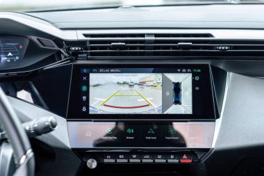 Arabanın kontrol panelinde ters kamera görüntüsü olan bilgi işleme sistemi.