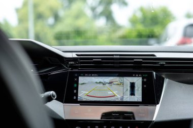 Arabanın kontrol panelinde ters kamera görüntüsü olan bilgi işleme sistemi.